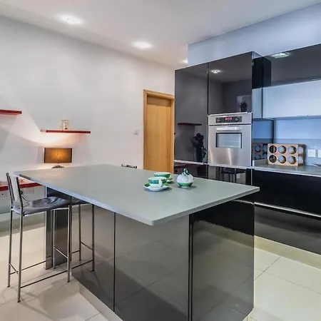 Modern And Spacious